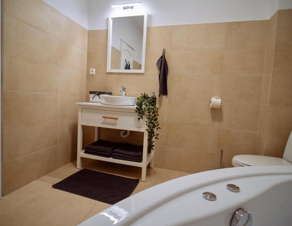 Zakarias Apartments Миеркуря Чук Екстериор снимка