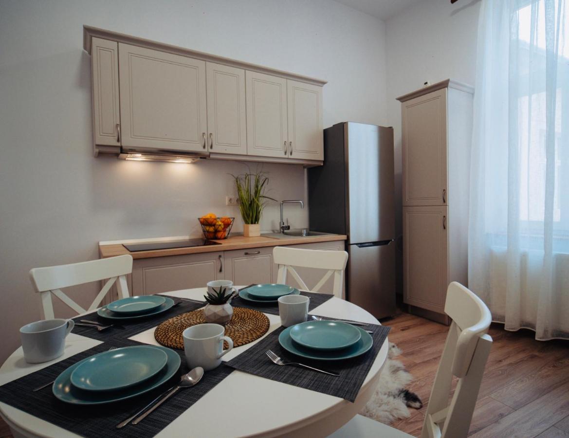 Zakarias Apartments Миеркуря Чук Екстериор снимка