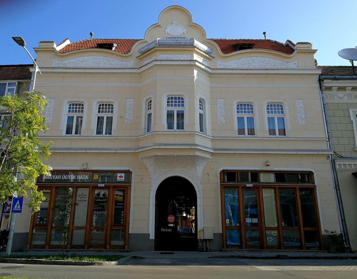 Zakarias Apartments Миеркуря Чук Екстериор снимка